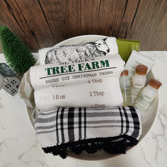 CHRISTMAS FOREST KITCHEN GIFT BOWL! FOUR HAND TOWELS AND AVEDA PRODUCTS. - Picture 7 of 8